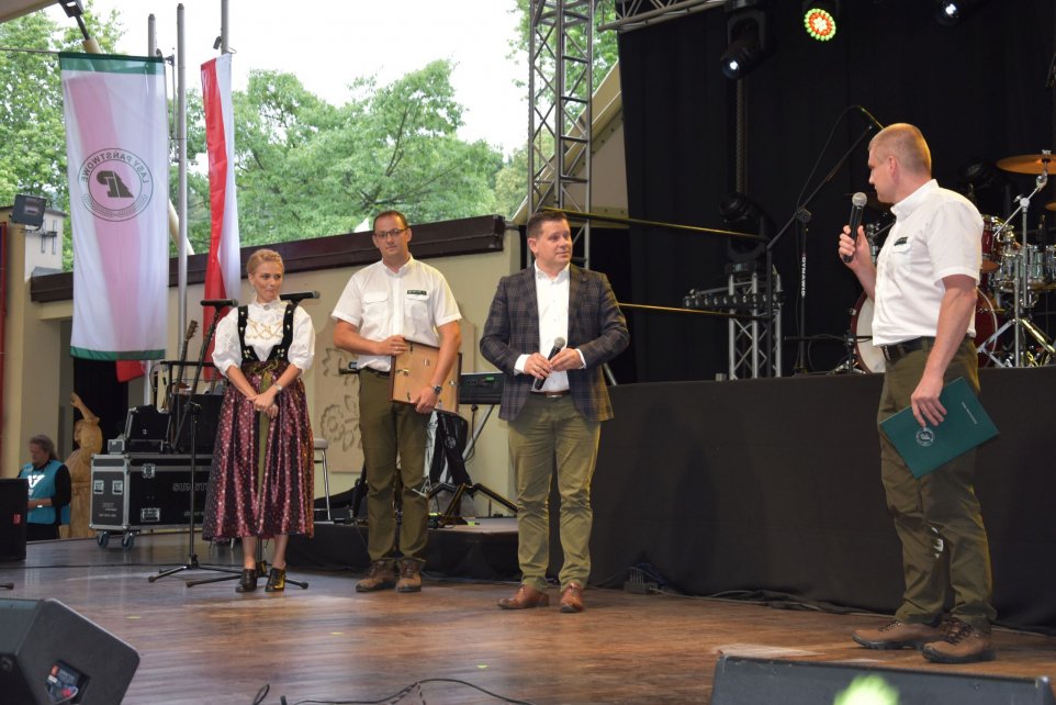 XXII Piknik Leśny - kapela "Horuk"XXII Piknik Leśny - przekazanie listu gratulacyjnego z okazji 60-lecia praw miejskich Miasta Wisła